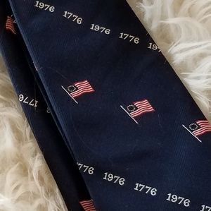 Beautiful 1776/1976 MAG tie